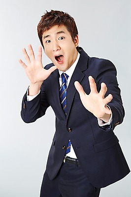 포토 JPG 스튜디오촬영 남자 포즈 비즈니스 모션 실내 한명 서기 사람 동양인 정장 상반신 20대 성인 앞모습 놀람 한국인 직장인 비즈니스맨 유머 즐거움 남자만 남자한명만 성인남자만 청년만 청년남자만 청년남자한명만 성인한명만 성인남자한명만 성인만 국내포토 직업 1 옷 감정 뷰포인트 표정 인종 청년 내부 파일형식