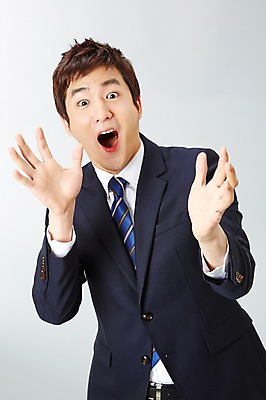 포토 JPG 스튜디오촬영 남자 포즈 비즈니스 모션 실내 한명 사람 동양인 정장 상반신 20대 성인 앞모습 놀람 한국인 직장인 비즈니스맨 유머 즐거움 남자만 남자한명만 성인남자만 청년만 청년남자만 청년남자한명만 성인한명만 성인남자한명만 성인만 국내포토 직업 1 옷 감정 뷰포인트 표정 인종 청년 내부 파일형식