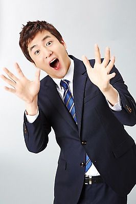 포토 JPG 스튜디오촬영 남자 포즈 비즈니스 모션 실내 한명 사람 동양인 정장 상반신 20대 성인 앞모습 놀람 한국인 직장인 비즈니스맨 유머 즐거움 남자만 남자한명만 성인남자만 청년만 청년남자만 청년남자한명만 성인한명만 성인남자한명만 성인만 국내포토 직업 1 옷 감정 뷰포인트 표정 인종 청년 내부 파일형식