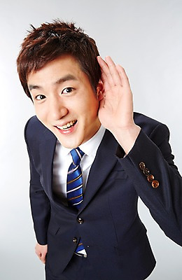 포토 JPG 스튜디오촬영 남자 포즈 비즈니스 모션 실내 한명 서기 미소 웃음 사람 동양인 정장 상반신 20대 성인 앞모습 듣기 한국인 직장인 비즈니스맨 남자만 남자한명만 성인남자만 청년만 청년남자만 청년남자한명만 성인한명만 성인남자한명만 성인만 국내포토 직업 1 옷 뷰포인트 표정 인종 청년 내부 파일형식