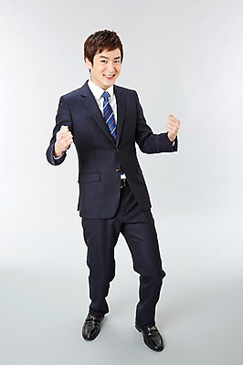 포토 JPG 스튜디오촬영 전신 남자 포즈 비즈니스 모션 실내 한명 서기 미소 웃음 사람 동양인 정장 20대 성인 앞모습 파이팅 주먹 한국인 직장인 비즈니스맨 남자만 남자한명만 성인남자만 청년만 청년남자만 청년남자한명만 성인한명만 성인남자한명만 성인만 국내포토 직업 1 옷 뷰포인트 표정 인종 청년 내부 파일형식