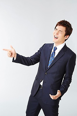 포토 JPG 스튜디오촬영 남자 포즈 비즈니스 모션 실내 한명 서기 미소 웃음 사람 동양인 정장 손짓 20대 성인 앞모습 눈감음 한국인 가리킴 직장인 비즈니스맨 유머 즐거움 남자만 남자한명만 성인남자만 청년만 청년남자만 청년남자한명만 성인한명만 성인남자한명만 성인만 국내포토 직업 1 옷 감정 뷰포인트 표정 인종 청년 내부 파일형식