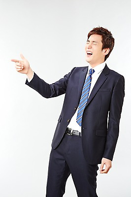 포토 JPG 스튜디오촬영 남자 포즈 비즈니스 모션 실내 한명 서기 미소 웃음 사람 동양인 정장 손짓 20대 성인 앞모습 눈감음 한국인 가리킴 직장인 비즈니스맨 유머 즐거움 남자만 남자한명만 성인남자만 청년만 청년남자만 청년남자한명만 성인한명만 성인남자한명만 성인만 국내포토 직업 1 옷 감정 뷰포인트 표정 인종 청년 내부 파일형식
