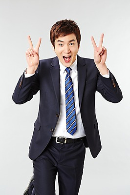 포토 JPG 스튜디오촬영 남자 포즈 비즈니스 모션 실내 한명 서기 미소 웃음 사람 동양인 정장 손짓 20대 성인 앞모습 한국인 직장인 비즈니스맨 유머 즐거움 브이 남자만 남자한명만 성인남자만 청년만 청년남자만 청년남자한명만 성인한명만 성인남자한명만 성인만 국내포토 직업 1 옷 감정 뷰포인트 표정 인종 청년 내부 파일형식