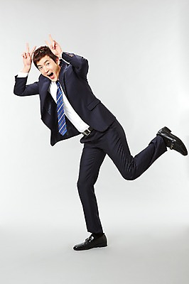 포토 JPG 스튜디오촬영 전신 남자 포즈 비즈니스 모션 실내 한명 서기 미소 웃음 사람 동양인 정장 손짓 20대 성인 한국인 직장인 비즈니스맨 유머 즐거움 브이 남자만 남자한명만 성인남자만 청년만 청년남자만 청년남자한명만 성인한명만 성인남자한명만 성인만 국내포토 직업 1 옷 감정 표정 인종 청년 내부 파일형식