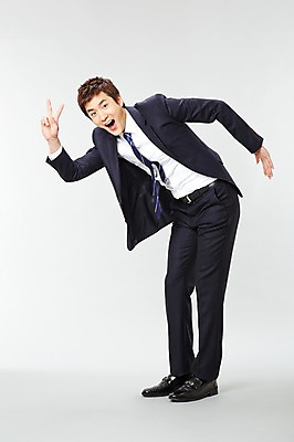 포토 JPG 스튜디오촬영 전신 남자 포즈 비즈니스 모션 실내 숙이기 한명 서기 미소 웃음 사람 동양인 정장 손짓 20대 성인 한국인 직장인 비즈니스맨 유머 즐거움 브이 남자만 남자한명만 성인남자만 청년만 청년남자만 청년남자한명만 성인한명만 성인남자한명만 성인만 국내포토 직업 1 옷 감정 표정 인종 청년 내부 파일형식