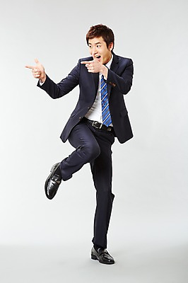 포토 JPG 스튜디오촬영 전신 응시 남자 포즈 비즈니스 모션 실내 한명 서기 미소 웃음 사람 동양인 정장 손짓 20대 성인 앞모습 한국인 가리킴 직장인 비즈니스맨 유머 즐거움 남자만 남자한명만 성인남자만 청년만 청년남자만 청년남자한명만 성인한명만 성인남자한명만 성인만 국내포토 직업 1 시선 옷 감정 뷰포인트 표정 인종 청년 내부 파일형식