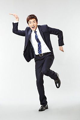 포토 JPG 스튜디오촬영 전신 남자 포즈 비즈니스 모션 실내 한명 서기 미소 웃음 사람 동양인 정장 20대 성인 앞모습 한국인 직장인 비즈니스맨 유머 즐거움 남자만 남자한명만 성인남자만 청년만 청년남자만 청년남자한명만 성인한명만 성인남자한명만 성인만 국내포토 직업 1 옷 감정 뷰포인트 표정 인종 청년 내부 파일형식