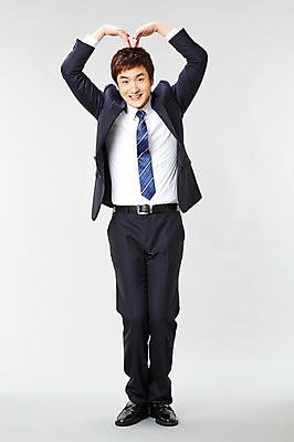 포토 JPG 스튜디오촬영 전신 남자 포즈 비즈니스 모션 실내 한명 서기 미소 웃음 사람 동양인 정장 손짓 20대 성인 앞모습 한국인 하트 직장인 비즈니스맨 유머 즐거움 남자만 남자한명만 성인남자만 청년만 청년남자만 청년남자한명만 성인한명만 성인남자한명만 성인만 국내포토 모양 직업 1 옷 감정 뷰포인트 표정 인종 청년 내부 파일형식