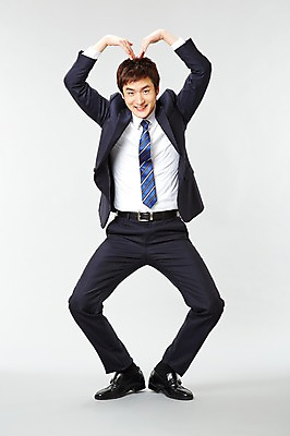 포토 JPG 스튜디오촬영 전신 남자 포즈 비즈니스 모션 실내 한명 서기 미소 웃음 사람 동양인 정장 손짓 20대 성인 앞모습 한국인 하트 직장인 비즈니스맨 유머 즐거움 남자만 남자한명만 성인남자만 청년만 청년남자만 청년남자한명만 성인한명만 성인남자한명만 성인만 국내포토 모양 직업 1 옷 감정 뷰포인트 표정 인종 청년 내부 파일형식