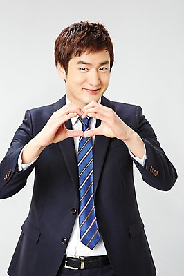 포토 JPG 스튜디오촬영 남자 비즈니스 모션 실내 한명 미소 웃음 사람 동양인 정장 손짓 상반신 20대 성인 앞모습 한국인 하트 직장인 비즈니스맨 남자만 남자한명만 성인남자만 청년만 청년남자만 청년남자한명만 성인한명만 성인남자한명만 성인만 국내포토 모양 직업 1 옷 뷰포인트 표정 인종 청년 내부 파일형식