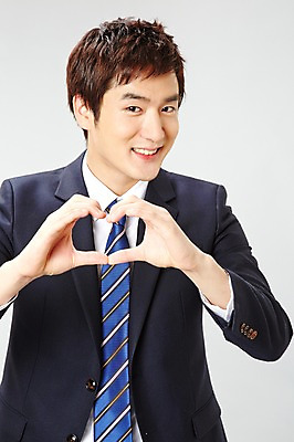 포토 JPG 스튜디오촬영 남자 비즈니스 모션 실내 한명 미소 웃음 사람 동양인 정장 손짓 상반신 20대 성인 앞모습 한국인 하트 직장인 비즈니스맨 남자만 남자한명만 성인남자만 청년만 청년남자만 청년남자한명만 성인한명만 성인남자한명만 성인만 국내포토 모양 직업 1 옷 뷰포인트 표정 인종 청년 내부 파일형식