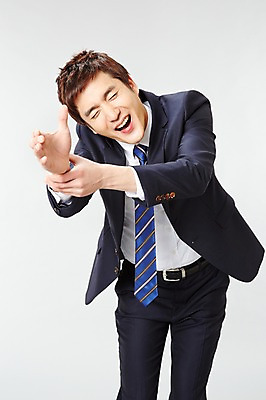 포토 JPG 스튜디오촬영 남자 포즈 비즈니스 모션 악수 실내 숙이기 한명 서기 미소 웃음 사람 동양인 정장 20대 성인 앞모습 비즈니스라이프 눈감음 한국인 직장인 비즈니스맨 손내밀기 아부 남자만 남자한명만 성인남자만 청년만 청년남자만 청년남자한명만 성인한명만 성인남자한명만 성인만 국내포토 직업 1 라이프스타일 옷 뷰포인트 표정 인종 손짓 청년 내부 파일형식