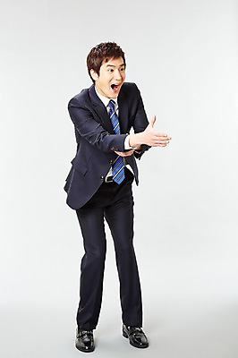 포토 JPG 스튜디오촬영 전신 응시 남자 포즈 비즈니스 모션 악수 실내 숙이기 한명 서기 미소 웃음 사람 동양인 정장 20대 성인 앞모습 비즈니스라이프 한국인 직장인 비즈니스맨 손내밀기 아부 남자만 남자한명만 성인남자만 청년만 청년남자만 청년남자한명만 성인한명만 성인남자한명만 성인만 국내포토 직업 1 라이프스타일 시선 옷 뷰포인트 표정 인종 손짓 청년 내부 파일형식