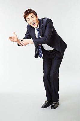 포토 JPG 스튜디오촬영 전신 남자 포즈 비즈니스 모션 악수 실내 숙이기 한명 서기 미소 웃음 사람 동양인 정장 20대 성인 앞모습 비즈니스라이프 한국인 직장인 비즈니스맨 손내밀기 아부 남자만 남자한명만 성인남자만 청년만 청년남자만 청년남자한명만 성인한명만 성인남자한명만 성인만 국내포토 직업 1 라이프스타일 옷 뷰포인트 표정 인종 손짓 청년 내부 파일형식