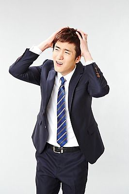 포토 JPG 스튜디오촬영 응시 남자 포즈 비즈니스 모션 스트레스 실내 한명 서기 사람 동양인 정장 20대 성인 앞모습 한국인 직장인 비즈니스맨 찡그림 두통 남자만 남자한명만 성인남자만 청년만 청년남자만 청년남자한명만 성인한명만 성인남자한명만 성인만 국내포토 직업 1 시선 옷 뷰포인트 표정 인종 청년 내부 질병 파일형식