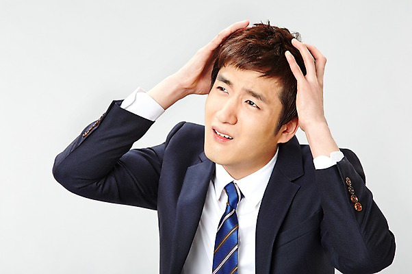 포토 JPG 스튜디오촬영 응시 남자 포즈 비즈니스 모션 스트레스 실내 한명 사람 동양인 정장 상반신 20대 성인 한국인 직장인 비즈니스맨 찡그림 두통 남자만 남자한명만 성인남자만 청년만 청년남자만 청년남자한명만 성인한명만 성인남자한명만 성인만 국내포토 직업 1 시선 옷 표정 인종 청년 내부 질병 파일형식