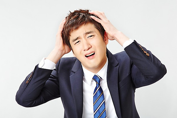 포토 JPG 스튜디오촬영 남자 포즈 비즈니스 모션 스트레스 실내 한명 사람 동양인 정장 상반신 20대 성인 앞모습 한국인 직장인 비즈니스맨 찡그림 두통 남자만 남자한명만 성인남자만 청년만 청년남자만 청년남자한명만 성인한명만 성인남자한명만 성인만 국내포토 직업 1 옷 뷰포인트 표정 인종 청년 내부 질병 파일형식