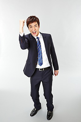 포토 JPG 스튜디오촬영 전신 남자 포즈 비즈니스 모션 실내 한명 서기 미소 웃음 사람 동양인 정장 20대 성인 앞모습 파이팅 주먹 기쁨 한국인 직장인 비즈니스맨 남자만 남자한명만 성인남자만 청년만 청년남자만 청년남자한명만 성인한명만 성인남자한명만 성인만 국내포토 직업 1 옷 감정 뷰포인트 표정 인종 청년 내부 파일형식