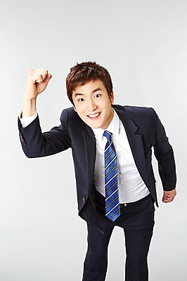 포토 JPG 스튜디오촬영 남자 포즈 비즈니스 모션 실내 한명 서기 미소 웃음 사람 동양인 정장 20대 성인 앞모습 파이팅 주먹 한국인 직장인 비즈니스맨 남자만 남자한명만 성인남자만 청년만 청년남자만 청년남자한명만 성인한명만 성인남자한명만 성인만 국내포토 직업 1 옷 뷰포인트 표정 인종 청년 내부 파일형식