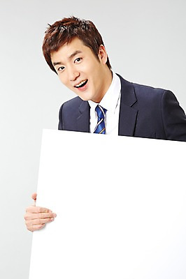 포토 JPG 스튜디오촬영 배너 남자 비즈니스 사각프레임 광고판 실내 한명 미소 웃음 들기 사람 동양인 정장 상반신 20대 성인 앞모습 한국인 직장인 비즈니스맨 알림 남자만 남자한명만 성인남자만 청년만 청년남자만 청년남자한명만 성인한명만 성인남자한명만 성인만 국내포토 직업 1 옷 뷰포인트 모션 프레임 알림판 표정 인종 청년 내부 사각형 판 파일형식