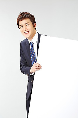 포토 JPG 스튜디오촬영 배너 남자 비즈니스 사각프레임 광고판 실내 한명 미소 웃음 들기 사람 동양인 정장 상반신 20대 성인 앞모습 놀람 한국인 직장인 비즈니스맨 알림 남자만 남자한명만 성인남자만 청년만 청년남자만 청년남자한명만 성인한명만 성인남자한명만 성인만 국내포토 직업 1 옷 감정 뷰포인트 모션 프레임 알림판 표정 인종 청년 내부 사각형 판 파일형식
