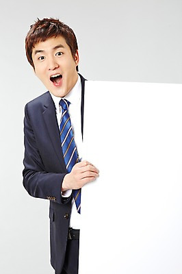 포토 JPG 스튜디오촬영 배너 남자 비즈니스 사각프레임 광고판 실내 한명 미소 웃음 들기 사람 동양인 정장 상반신 20대 성인 앞모습 놀람 한국인 직장인 비즈니스맨 알림 남자만 남자한명만 성인남자만 청년만 청년남자만 청년남자한명만 성인한명만 성인남자한명만 성인만 국내포토 직업 1 옷 감정 뷰포인트 모션 프레임 알림판 표정 인종 청년 내부 사각형 판 파일형식
