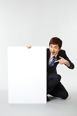 포토 JPG 스튜디오촬영 전신 배너 남자 포즈 비즈니스 모션 사각프레임 광고판 실내 한명 미소 웃음 들기 사람 앉기 동양인 정장 손짓 20대 성인 앞모습 한국인 가리킴 직장인 비즈니스맨 유머 알림 즐거움 남자만 남자한명만 성인남자만 청년만 청년남자만 청년남자한명만 성인한명만 성인남자한명만 성인만 국내포토 직업 1 옷 감정 뷰포인트 프레임 알림판 표정 인종 청년 내부 사각형 판 파일형식