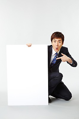 포토 JPG 스튜디오촬영 전신 배너 남자 포즈 비즈니스 모션 사각프레임 광고판 실내 한명 들기 사람 앉기 동양인 정장 손짓 20대 성인 앞모습 한국인 가리킴 직장인 비즈니스맨 유머 알림 즐거움 남자만 남자한명만 성인남자만 청년만 청년남자만 청년남자한명만 성인한명만 성인남자한명만 성인만 국내포토 직업 1 옷 감정 뷰포인트 프레임 알림판 인종 청년 내부 사각형 판 파일형식