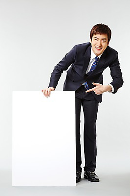 포토 JPG 스튜디오촬영 전신 배너 남자 포즈 비즈니스 모션 사각프레임 광고판 실내 숙이기 한명 서기 미소 웃음 들기 사람 동양인 정장 손짓 20대 성인 앞모습 한국인 가리킴 직장인 비즈니스맨 유머 알림 즐거움 남자만 남자한명만 성인남자만 청년만 청년남자만 청년남자한명만 성인한명만 성인남자한명만 성인만 국내포토 직업 1 옷 감정 뷰포인트 프레임 알림판 표정 인종 청년 내부 사각형 판 파일형식