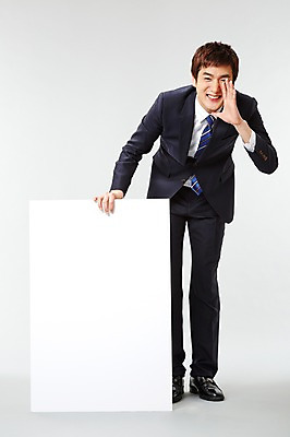 포토 JPG 스튜디오촬영 전신 배너 남자 포즈 비즈니스 모션 사각프레임 광고판 실내 숙이기 한명 서기 미소 웃음 들기 사람 동양인 정장 손짓 20대 성인 앞모습 외침 한국인 직장인 비즈니스맨 알림 남자만 남자한명만 성인남자만 청년만 청년남자만 청년남자한명만 성인한명만 성인남자한명만 성인만 국내포토 직업 1 옷 뷰포인트 프레임 알림판 표정 인종 청년 내부 사각형 소리 판 파일형식