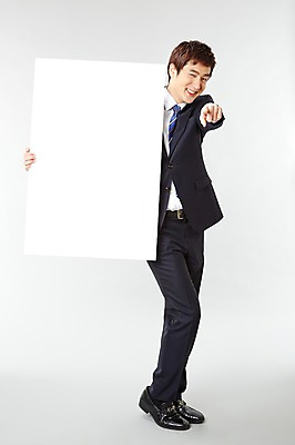포토 JPG 스튜디오촬영 전신 배너 남자 포즈 비즈니스 모션 사각프레임 광고판 실내 한명 서기 미소 웃음 들기 사람 동양인 정장 손짓 20대 성인 앞모습 한국인 가리킴 직장인 비즈니스맨 유머 알림 즐거움 남자만 남자한명만 성인남자만 청년만 청년남자만 청년남자한명만 성인한명만 성인남자한명만 성인만 국내포토 직업 1 옷 감정 뷰포인트 프레임 알림판 표정 인종 청년 내부 사각형 판 파일형식