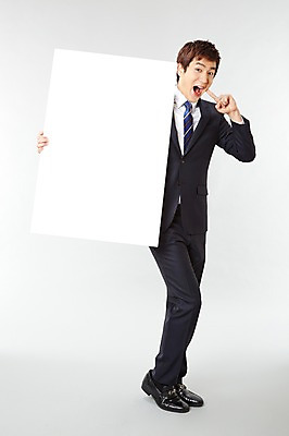 포토 JPG 스튜디오촬영 전신 배너 남자 포즈 비즈니스 모션 사각프레임 광고판 실내 한명 서기 미소 웃음 들기 사람 동양인 정장 손짓 20대 성인 앞모습 귀여움 한국인 직장인 비즈니스맨 유머 알림 즐거움 남자만 남자한명만 성인남자만 청년만 청년남자만 청년남자한명만 성인한명만 성인남자한명만 성인만 국내포토 직업 1 옷 감정 뷰포인트 컨셉 프레임 알림판 표정 인종 청년 내부 사각형 판 파일형식