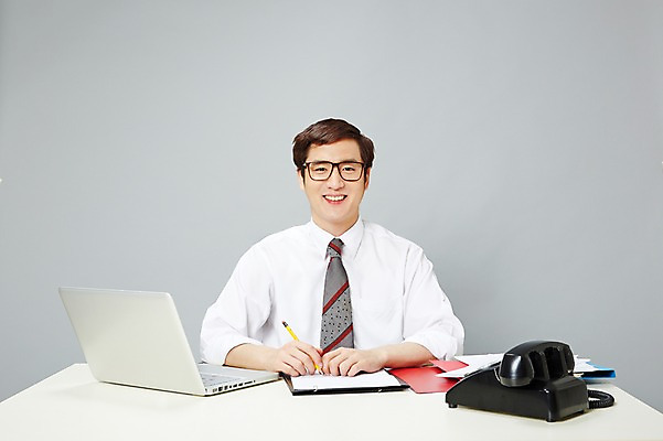 포토 JPG 스튜디오촬영 남자 안경 비즈니스 실내 한명 미소 웃음 사람 앉기 동양인 정장 상반신 20대 성인 앞모습 비즈니스라이프 노트북 연필 한국인 업무 직장인 비즈니스맨 작업실 전화기 책상 즐거움 문서 파일 통화 부적응 남자만 남자한명만 성인남자만 청년만 청년남자만 청년남자한명만 성인한명만 성인남자한명만 성인만 안경낌 국내포토 직업 1 라이프스타일 잡화 옷 감정 뷰포인트 가구 컨셉 모션 학용품 표정 인종 청년 내부 전자제품 필기구 작업 파일형식