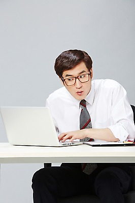 포토 JPG 스튜디오촬영 응시 남자 안경 비즈니스 실내 한명 사람 앉기 동양인 정장 20대 성인 앞모습 비즈니스라이프 노트북 연필 한국인 업무 직장인 비즈니스맨 작업실 책상 즐거움 문서 파일 부적응 남자만 남자한명만 성인남자만 청년만 청년남자만 청년남자한명만 성인한명만 성인남자한명만 성인만 안경낌 국내포토 직업 1 라이프스타일 시선 잡화 옷 감정 뷰포인트 가구 컨셉 모션 학용품 인종 청년 내부 전자제품 필기구 작업 파일형식