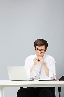 포토 JPG 스튜디오촬영 응시 남자 안경 의자 장난 비즈니스 놀이 실내 한명 사람 앉기 동양인 정장 20대 성인 앞모습 비즈니스라이프 노트북 연필 한국인 업무 직장인 비즈니스맨 작업실 전화기 책상 즐거움 문서 파일 통화 부적응 에어캡 남자만 남자한명만 성인남자만 청년만 청년남자만 청년남자한명만 성인한명만 성인남자한명만 성인만 안경낌 국내포토 직업 1 라이프스타일 시선 잡화 옷 감정 뷰포인트 가구 컨셉 모션 학용품 인종 청년 내부 전자제품 필기구 작업 파일형식