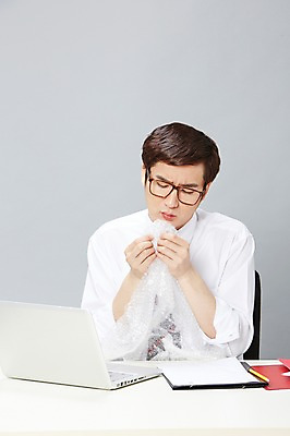 포토 JPG 스튜디오촬영 남자 안경 장난 비즈니스 놀이 실내 한명 사람 앉기 동양인 정장 상반신 20대 성인 앞모습 비즈니스라이프 노트북 연필 한국인 업무 직장인 비즈니스맨 작업실 책상 즐거움 문서 파일 부적응 에어캡 남자만 남자한명만 성인남자만 청년만 청년남자만 청년남자한명만 성인한명만 성인남자한명만 성인만 안경낌 국내포토 직업 1 라이프스타일 잡화 옷 감정 뷰포인트 가구 컨셉 모션 학용품 인종 청년 내부 전자제품 필기구 작업 파일형식