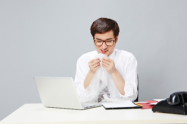 포토 JPG 스튜디오촬영 남자 안경 장난 비즈니스 놀이 실내 한명 미소 웃음 사람 앉기 동양인 정장 상반신 20대 성인 앞모습 비즈니스라이프 노트북 연필 한국인 업무 직장인 비즈니스맨 작업실 전화기 책상 즐거움 문서 파일 통화 부적응 에어캡 남자만 남자한명만 성인남자만 청년만 청년남자만 청년남자한명만 성인한명만 성인남자한명만 성인만 안경낌 국내포토 직업 1 라이프스타일 잡화 옷 감정 뷰포인트 가구 컨셉 모션 학용품 표정 인종 청년 내부 전자제품 필기구 작업 파일형식