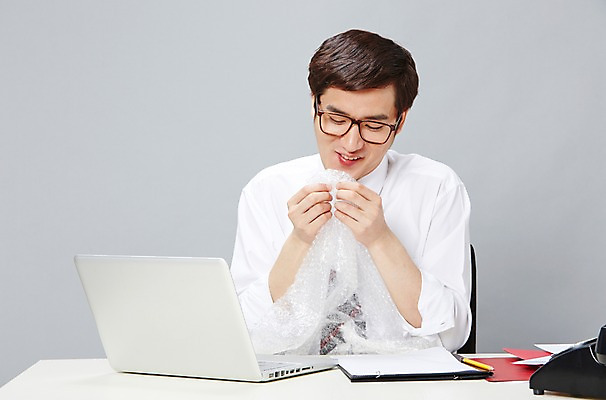 포토 JPG 스튜디오촬영 남자 안경 장난 비즈니스 놀이 실내 한명 미소 웃음 사람 앉기 동양인 정장 상반신 20대 성인 앞모습 비즈니스라이프 노트북 연필 한국인 업무 직장인 비즈니스맨 작업실 전화기 책상 즐거움 문서 파일 통화 부적응 에어캡 남자만 남자한명만 성인남자만 청년만 청년남자만 청년남자한명만 성인한명만 성인남자한명만 성인만 안경낌 국내포토 직업 1 라이프스타일 잡화 옷 감정 뷰포인트 가구 컨셉 모션 학용품 표정 인종 청년 내부 전자제품 필기구 작업 파일형식