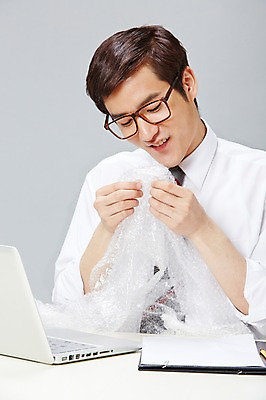 포토 JPG 스튜디오촬영 남자 안경 장난 비즈니스 놀이 실내 한명 미소 웃음 사람 앉기 동양인 정장 상반신 20대 성인 앞모습 비즈니스라이프 노트북 한국인 업무 직장인 비즈니스맨 작업실 책상 즐거움 문서 파일 부적응 에어캡 남자만 남자한명만 성인남자만 청년만 청년남자만 청년남자한명만 성인한명만 성인남자한명만 성인만 안경낌 국내포토 직업 1 라이프스타일 잡화 옷 감정 뷰포인트 가구 컨셉 모션 표정 인종 청년 내부 전자제품 작업 파일형식