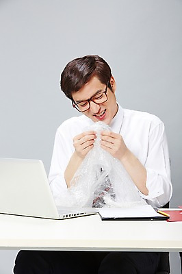 포토 JPG 스튜디오촬영 남자 안경 의자 장난 비즈니스 놀이 실내 한명 미소 웃음 사람 앉기 동양인 정장 20대 성인 앞모습 비즈니스라이프 노트북 연필 한국인 업무 직장인 비즈니스맨 작업실 책상 즐거움 문서 파일 부적응 에어캡 남자만 남자한명만 성인남자만 청년만 청년남자만 청년남자한명만 성인한명만 성인남자한명만 성인만 안경낌 국내포토 직업 1 라이프스타일 잡화 옷 감정 뷰포인트 가구 컨셉 모션 학용품 표정 인종 청년 내부 전자제품 필기구 작업 파일형식