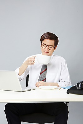 포토 JPG 스튜디오촬영 남자 안경 커피 음료 의자 비즈니스 티타임 잔 실내 한명 미소 웃음 들기 사람 앉기 동양인 정장 20대 성인 앞모습 비즈니스라이프 노트북 연필 한국인 마시기 업무 직장인 비즈니스맨 작업실 커피잔 전화기 책상 즐거움 문서 파일 통화 부적응 남자만 남자한명만 성인남자만 청년만 청년남자만 청년남자한명만 성인한명만 성인남자한명만 성인만 안경낌 국내포토 직업 1 라이프스타일 식기 잡화 옷 감정 뷰포인트 가구 컨셉 모션 휴식 학용품 표정 인종 청년 내부 전자제품 필기구 작업 파일형식
