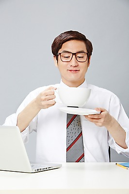 포토 JPG 스튜디오촬영 남자 안경 커피 음료 비즈니스 티타임 잔 실내 한명 미소 웃음 들기 사람 앉기 동양인 정장 상반신 20대 성인 앞모습 비즈니스라이프 노트북 연필 한국인 업무 직장인 비즈니스맨 작업실 커피잔 책상 즐거움 문서 파일 부적응 남자만 남자한명만 성인남자만 청년만 청년남자만 청년남자한명만 성인한명만 성인남자한명만 성인만 안경낌 국내포토 직업 1 라이프스타일 식기 잡화 옷 감정 뷰포인트 가구 컨셉 모션 휴식 학용품 표정 인종 청년 내부 전자제품 필기구 작업 파일형식