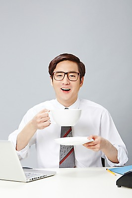 포토 JPG 스튜디오촬영 남자 안경 커피 음료 비즈니스 티타임 잔 실내 한명 미소 웃음 들기 사람 앉기 동양인 정장 상반신 20대 성인 앞모습 비즈니스라이프 노트북 연필 한국인 업무 직장인 비즈니스맨 작업실 커피잔 전화기 책상 즐거움 문서 파일 통화 부적응 남자만 남자한명만 성인남자만 청년만 청년남자만 청년남자한명만 성인한명만 성인남자한명만 성인만 안경낌 국내포토 직업 1 라이프스타일 식기 잡화 옷 감정 뷰포인트 가구 컨셉 모션 휴식 학용품 표정 인종 청년 내부 전자제품 필기구 작업 파일형식