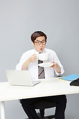 포토 JPG 스튜디오촬영 남자 안경 커피 음료 의자 비즈니스 티타임 잔 실내 한명 들기 사람 앉기 동양인 정장 20대 성인 앞모습 비즈니스라이프 노트북 연필 한국인 마시기 업무 직장인 비즈니스맨 작업실 커피잔 전화기 책상 즐거움 문서 파일 통화 부적응 남자만 남자한명만 성인남자만 청년만 청년남자만 청년남자한명만 성인한명만 성인남자한명만 성인만 안경낌 국내포토 직업 1 라이프스타일 식기 잡화 옷 감정 뷰포인트 가구 컨셉 모션 휴식 학용품 인종 청년 내부 전자제품 필기구 작업 파일형식