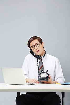 포토 JPG 스튜디오촬영 남자 안경 의자 비즈니스 실내 피곤 한명 들기 사람 앉기 동양인 정장 20대 성인 앞모습 비즈니스라이프 노트북 한국인 업무 직장인 비즈니스맨 작업실 전화기 책상 즐거움 문서 파일 통화 부적응 남자만 남자한명만 성인남자만 청년만 청년남자만 청년남자한명만 성인한명만 성인남자한명만 성인만 안경낌 국내포토 직업 1 라이프스타일 잡화 옷 감정 뷰포인트 가구 컨셉 모션 인종 청년 내부 전자제품 작업 파일형식