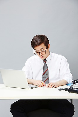 포토 JPG 스튜디오촬영 남자 안경 비즈니스 실내 한명 사람 앉기 동양인 정장 20대 성인 앞모습 비즈니스라이프 노트북 한국인 잠 업무 직장인 비즈니스맨 작업실 졸음 전화기 책상 즐거움 통화 부적응 남자만 남자한명만 성인남자만 청년만 청년남자만 청년남자한명만 성인한명만 성인남자한명만 성인만 안경낌 국내포토 직업 1 라이프스타일 잡화 옷 감정 뷰포인트 가구 컨셉 모션 인종 청년 내부 전자제품 작업 파일형식