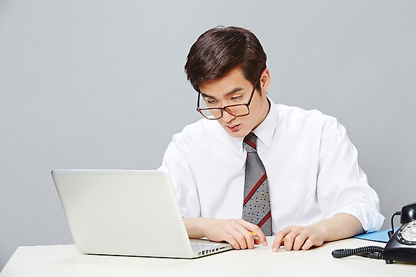 포토 JPG 스튜디오촬영 남자 안경 비즈니스 실내 한명 사람 앉기 동양인 정장 상반신 20대 성인 앞모습 비즈니스라이프 노트북 한국인 잠 업무 직장인 비즈니스맨 작업실 졸음 전화기 책상 즐거움 통화 부적응 남자만 남자한명만 성인남자만 청년만 청년남자만 청년남자한명만 성인한명만 성인남자한명만 성인만 안경낌 국내포토 직업 1 라이프스타일 잡화 옷 감정 뷰포인트 가구 컨셉 모션 인종 청년 내부 전자제품 작업 파일형식