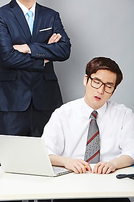 포토 JPG 스튜디오촬영 남자 안경 비즈니스 실내 서기 사람 앉기 동양인 정장 상반신 20대 성인 두명 비즈니스라이프 노트북 팔짱 눈감음 한국인 잠 업무 직장인 비즈니스맨 작업실 졸음 상사 전화기 책상 즐거움 감시 통화 부적응 남자만 성인남자만 청년만 청년남자만 성인만 안경낌 국내포토 직업 라이프스타일 잡화 옷 감정 가구 컨셉 모션 인종 청년 내부 전자제품 작업 파일형식