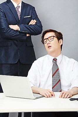 포토 JPG 스튜디오촬영 남자 안경 비즈니스 실내 서기 사람 앉기 동양인 정장 상반신 20대 성인 두명 비즈니스라이프 노트북 팔짱 눈감음 한국인 잠 업무 직장인 비즈니스맨 작업실 졸음 상사 전화기 책상 즐거움 감시 통화 부적응 남자만 성인남자만 청년만 청년남자만 성인만 안경낌 국내포토 직업 라이프스타일 잡화 옷 감정 가구 컨셉 모션 인종 청년 내부 전자제품 작업 파일형식